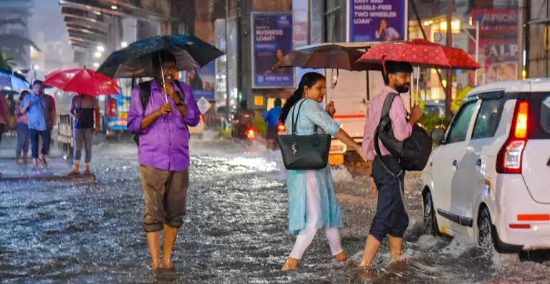 സംസ്ഥാനത്ത് കനത്ത മഴ തുടരുന്നു, ജില്ലകളിൽ റെഡ് - ഓറഞ്ച് അലർട്ട്